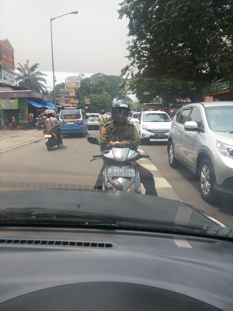 ihdharhimovic's tweet photo. Kenapa ga ditabrak aja?RT @shevioletfish head to head ama gw? hayuk ajah
@PulangKonvoi  @TMCPoldaMetro http://t.co/5zhgSmJZJ7