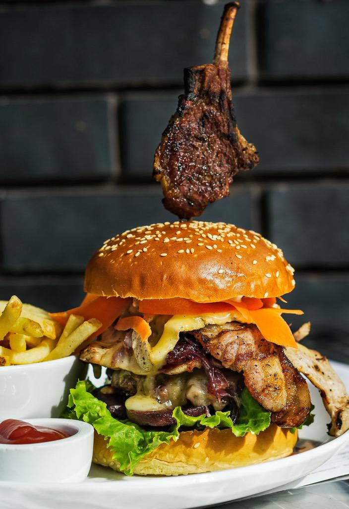 PupaRestaurant's tweet photo. Win one of 5 Animal Farm burgers. Follow and RT to enter. One of our best yet. Veggie option not available. http://t.co/5kLAwdQEKd