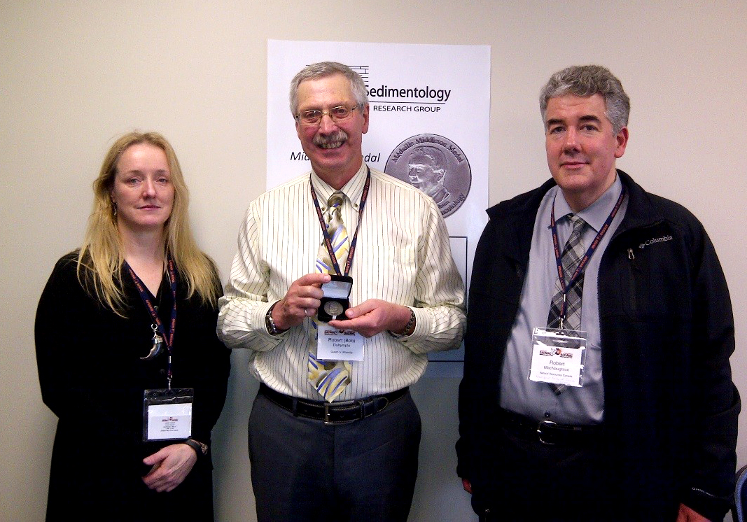 Alumnus Dr Robert Dalrymple &amp; his Middleton Medal for work on sedimentology ow.ly/L2sFv Credit: <a href="/queensu/">Queen's University</a>