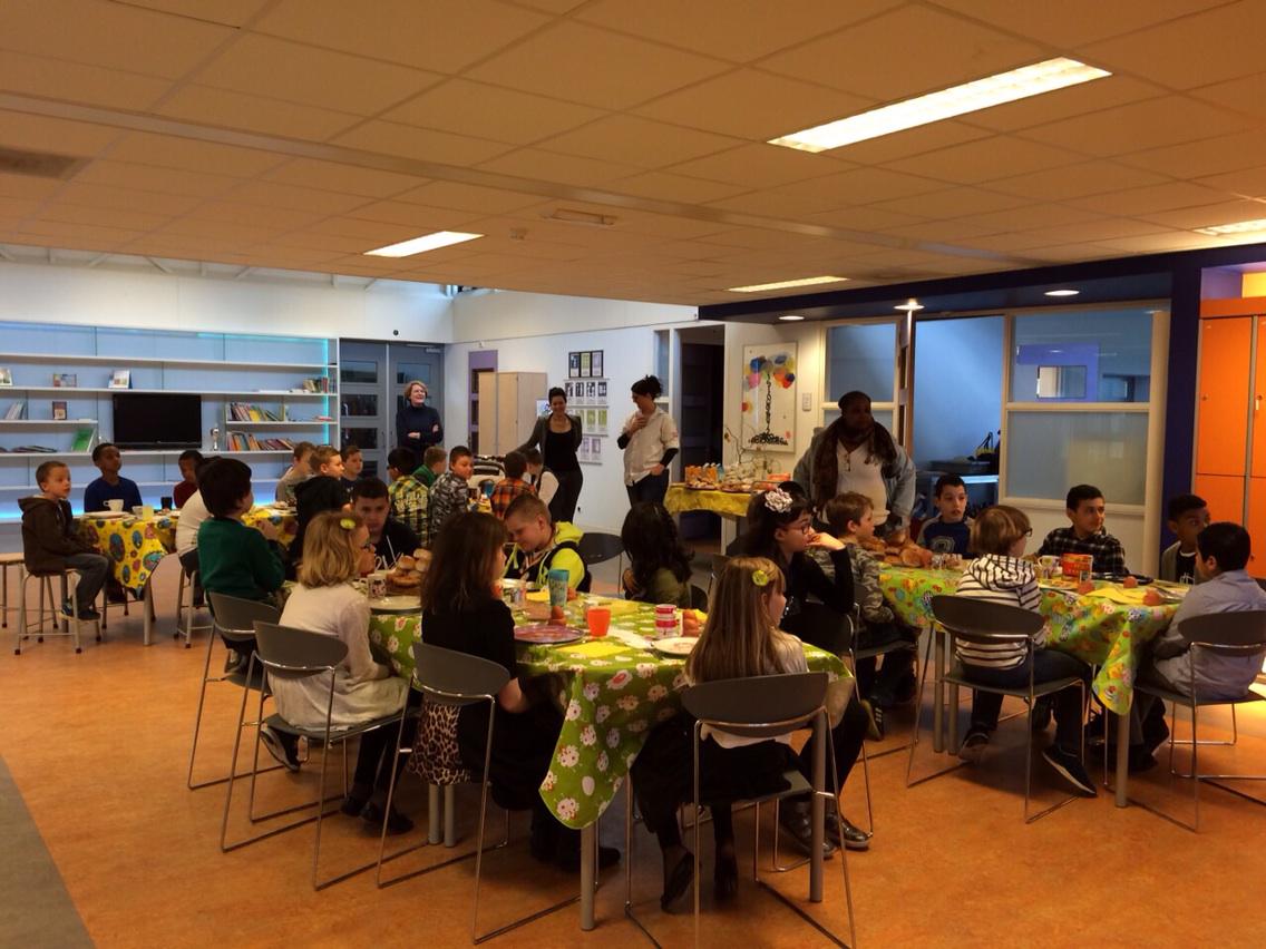 Paasontbijt op de Klimboom met alle leerlingen in de aula! #gezellig #aloysius