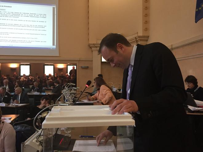 wvdk's tweet photo. #Dep89 @Nicolas_Soret est toujours à la manœuvre pendant le vote du président du @Departement89 #Yonne http://t.co/c6ECTa30NB