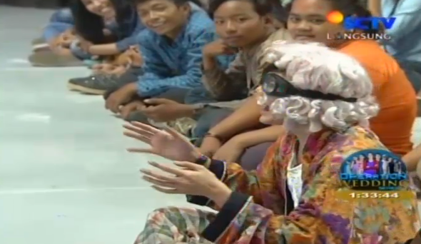 SCTV's tweet photo. Si nenek selalu setia nih nonton #SoSempruuul mau jadi penonton alay katanya hihihi http://t.co/KdNIm1oOiK