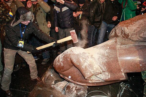 tvjihad's tweet photo. При взятии Идлиба сирийские муджахиды уничтожили все памятники. 
Сирия и Украина. Один народ. Одна вера. Одна судьба http://t.co/pAXflhZSHL