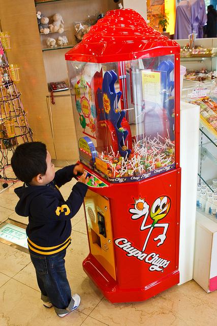 VSolution2014's tweet image. أكثر مايسعد الأطفال، اللولي بوب عبر الآلة