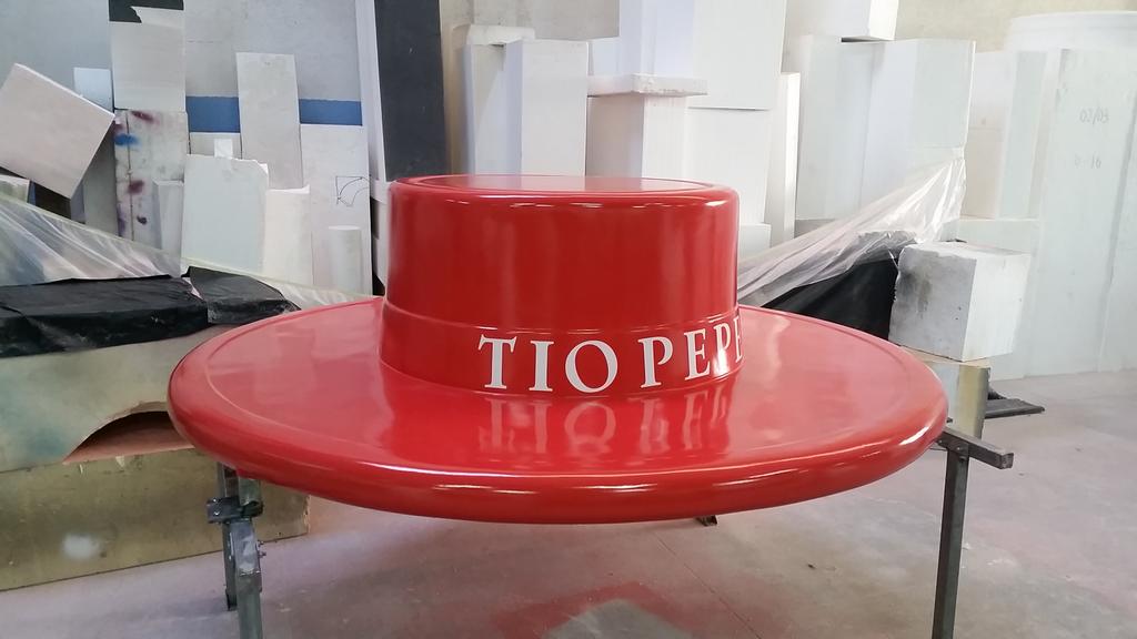 Porexplan's tweet photo. Corpóreo Sombrero Tio Pepe de 2m de diámetro http://t.co/z3NzKJeeX7