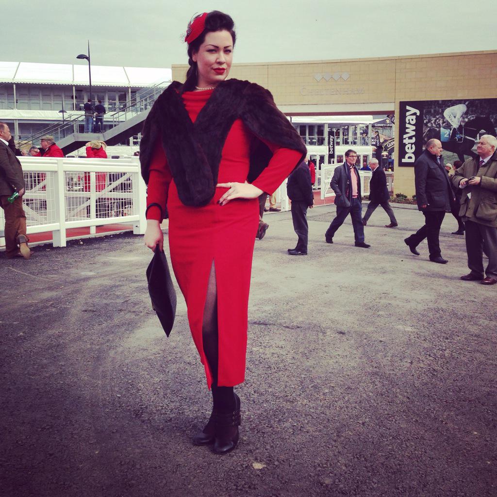 Madam_Merlot's tweet photo. Loved my #vintage #fur that I wore to the races #madammerlot #pinup #alternative #plussizegirls #reddress #burlesque http://t.co/kQ6JT1jCFQ
