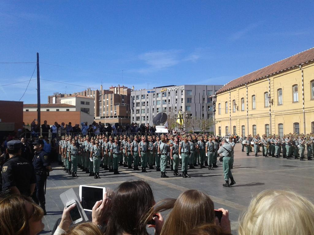 Lalegion_es's tweet photo. Miles de personas se dan cita en la plaza de Santo Domingo para ver la Entronización del Cristo de la Buena Muerte http://t.co/434EeRLao0