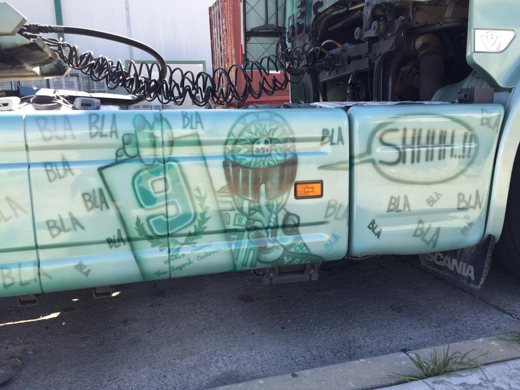 Q mejor manera de festejar la victoria de <a href="/ValeYellow46/">Valentino Rossi</a> ,q con mi cazadora conseguida gracias al <a href="/diarioas/">Diario AS</a> !!Gracias!