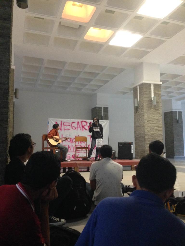 Pembacaan puisi oleh kawan-kawan <a href="/sanggarlincak/">Sanggar Lincak</a> .