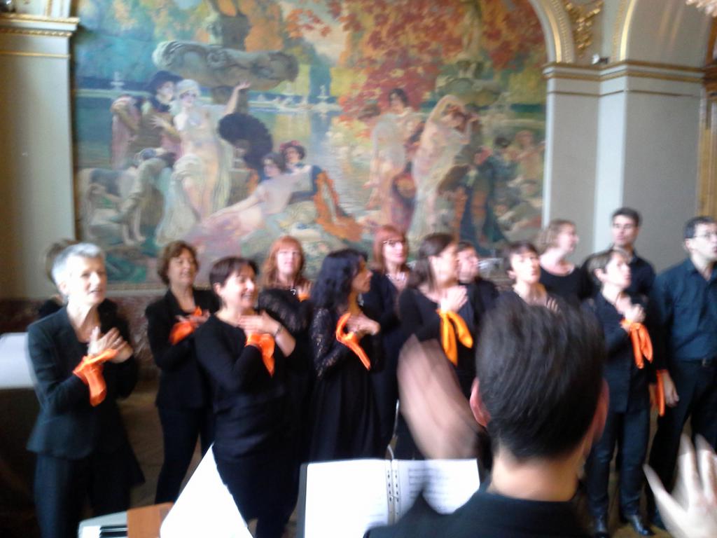Les choristes <a href="/FondationOrange/">FondationOrange</a> chantent pour le soutien à la cause #autisme Mairie #Toulouse @PclementOrange