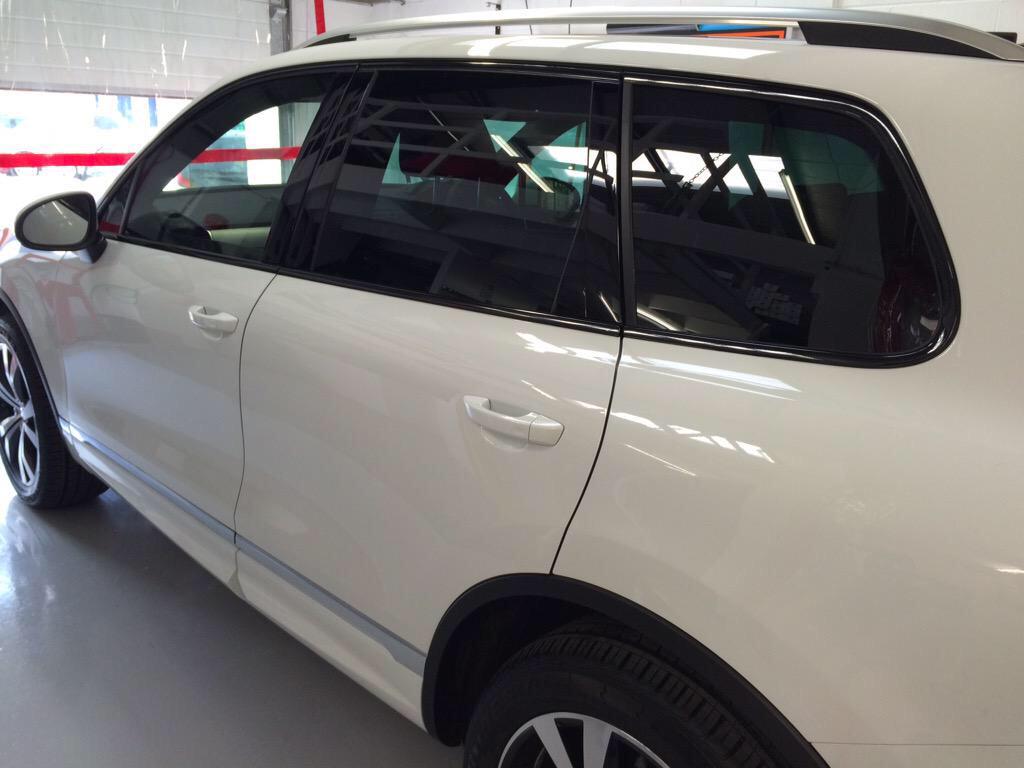 cheshirecustoms's tweet photo. Window surround de-chrome, tint, carbon look protection on scuff plate, and a bit of red detailing for this beauty👍😍 http://t.co/Y0XqG0HYlX