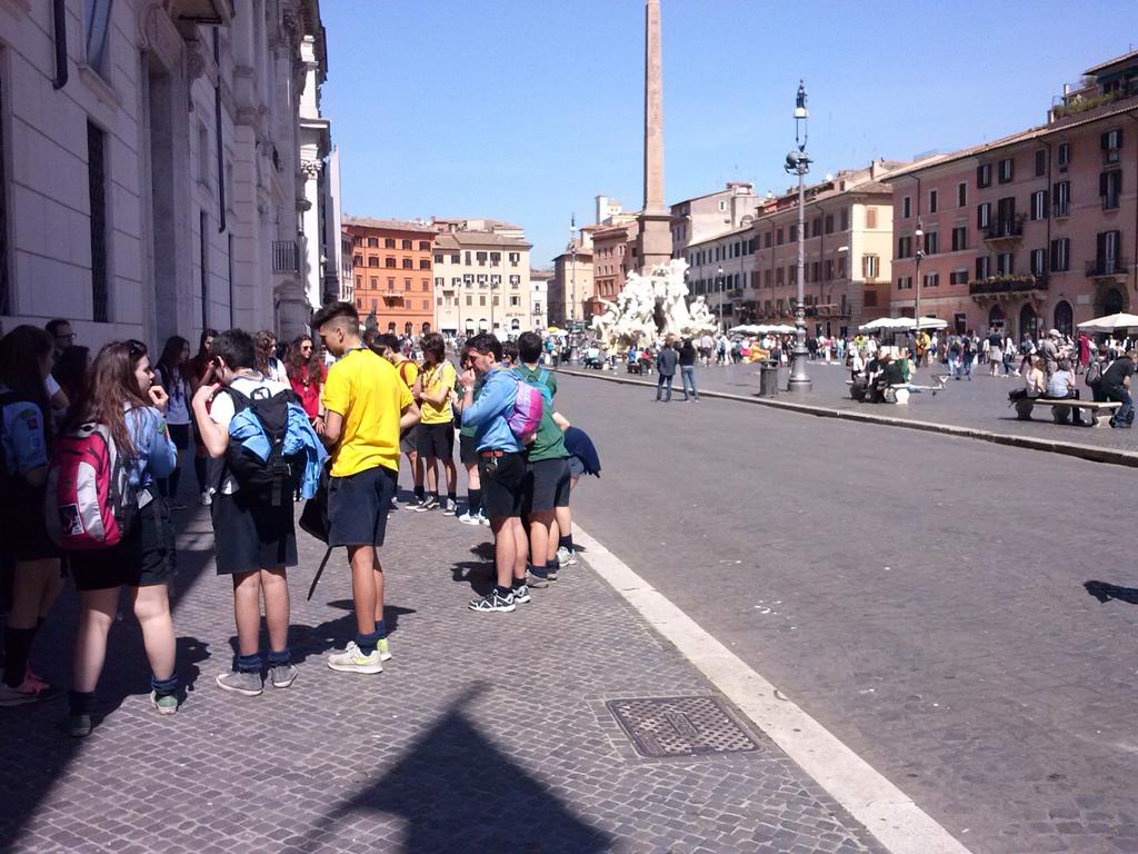 CangrandeVR3's tweet photo. primo pitstop con Marti e Vale a conoscere i segreti di piazza navona #puntiamoinalta http://t.co/cKDlwS5lSp