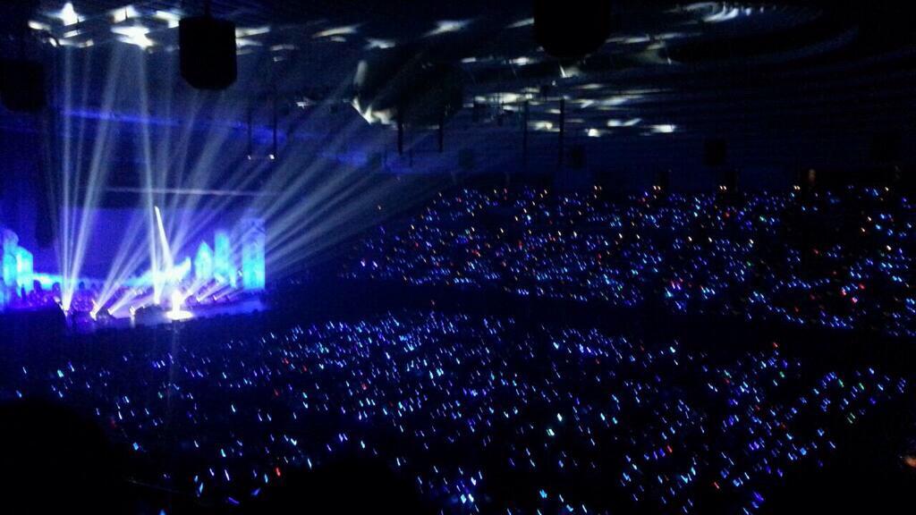 XIAXING_JP's tweet photo. 【拡散希望】XIAコン名古屋7.8日両日青いペンライト企画♬賛同してくださる方は映像が終わり［FLOWER］が始まったら青いペンライトに！終わったら赤に戻してください。開演前に必ず袋から出して用意をお願いします‼︎ http://t.co/6zBZUrdi1C