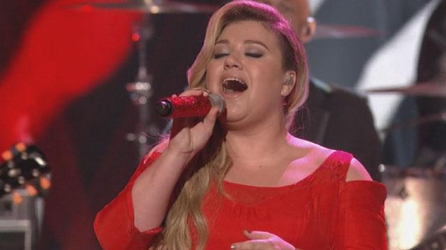 etnow's tweet photo. .@KellyClarkson brought down the house with her #AmericanIdol return! http://t.co/XpN0TctuOC http://t.co/pturt6haEZ