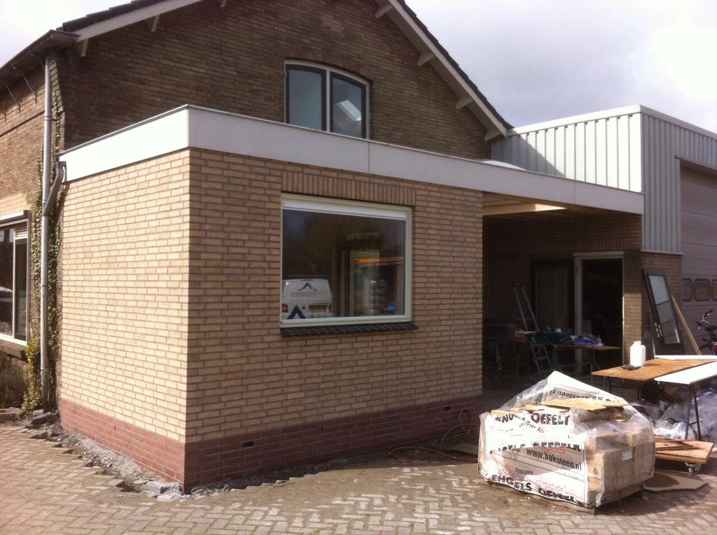 Deze uitbouw met veranda schiet al lekker op! Nu binnen nog....