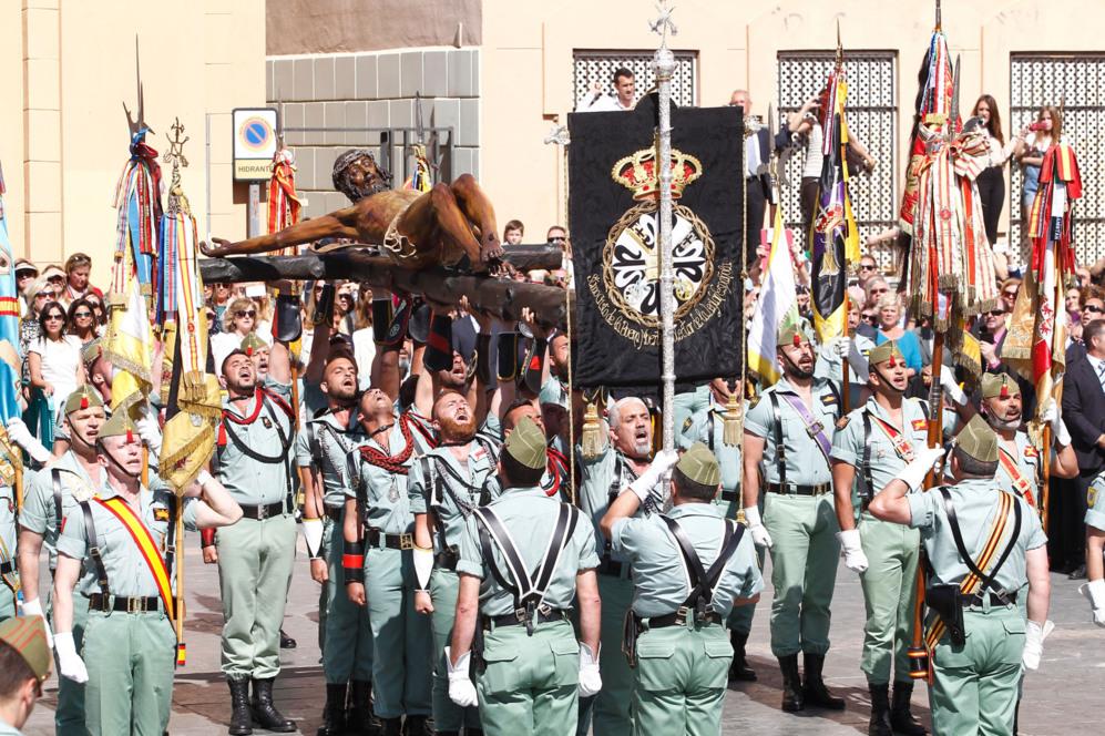 elmundoes's tweet photo. La Legión completa su desembarco y traslado del Cristo de Mena http://t.co/tAHlDGoFbv http://t.co/nTcCxzSBG9