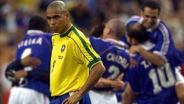 TodoFutbolAqui's tweet photo. Roberto Carlos confiesa la verdad sobre los problemas de Ronaldo antes de la final del Mundial http://t.co/veW8zabFnx http://t.co/SjBc6m27cx