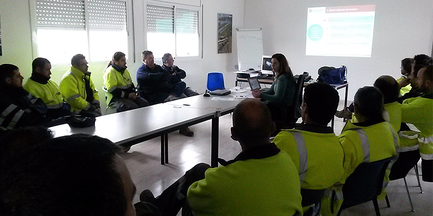 Veolia_Cat's tweet photo. Xerrada informativa ACREDITA’T al #Maresme. #Sorea amb la formació contínua i les certificacions professionals. http://t.co/k54sBETVTV