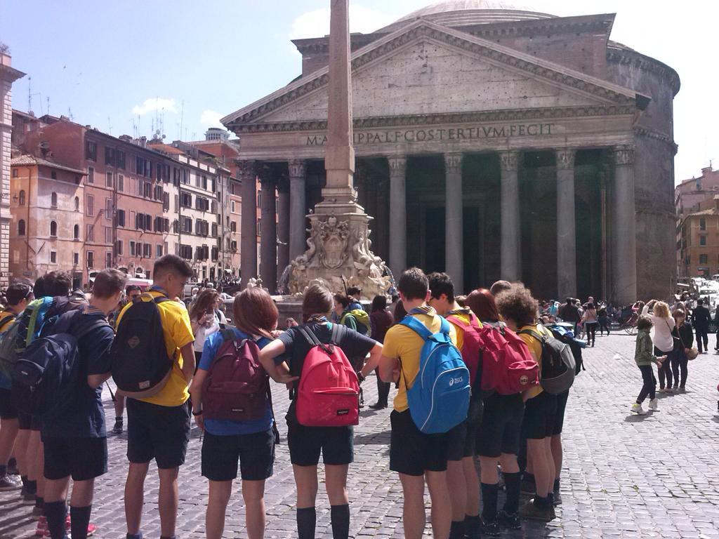 CangrandeVR3's tweet photo. un balzo nella storia,nel tempio delle divinità greche con Lucia e Claudia nei pressi del pantheon #puntiamoinalta http://t.co/Qu7ON2SAhg