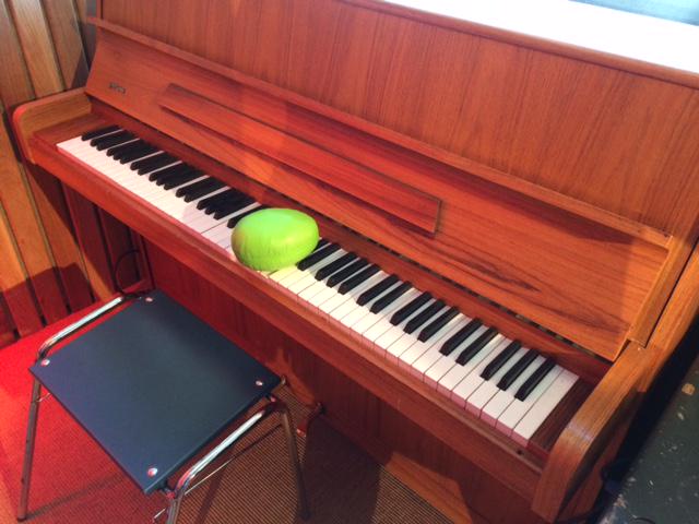 Nu får ni vara ägg-stra snabba! Vår jazzkatt har varit runt i stan och gömtn gröna påskägg. Hitta äggen-vinn biljett!