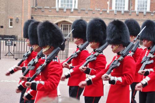 かみゅ Alitaarmy Jpn 英軍 イギリス 近衛兵が有名で バッキンガム宮殿の衛兵交代式が美しい それに戦闘用のl85ライフルは緑色パーツが目立たぬよう黒い専用カバーが用いられる 黒い帽子は熊の毛皮だが 現在はアクリルかな Http T Co Gseeiajxzh かみゅ Alitaarmy Jpn 英軍 イギリス 近衛兵が有名で バッキンガム宮殿の衛兵交代式が美しい それに戦闘用のl85ライフルは緑色パーツが目立たぬよう黒い専用カバーが用いられる 黒い帽子は熊の毛皮だが 現在はアクリルかな Http T Co Gseeiajxzh