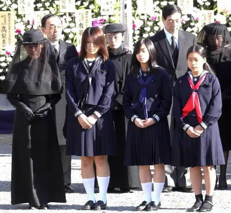 Kazu 江戸東京博物館に ルーズソックスも 年代ものとして 展示されているそうだ 高円宮承子さんは 学習院女子高等科時代 父宮の葬儀にルーズソックスで 参列だった 久子さんの母親としての教育の程度が知れるね Http T Co Zfedt79iz8