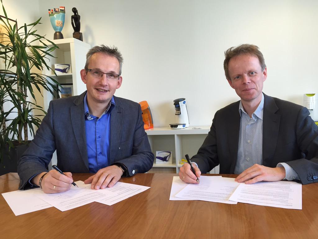 PezyPI's tweet photo. Zojuist met @janjaapaue een samenwerkingsconvenant tussen Hanze @Engineering_HG en @PezyPI ondertekend. http://t.co/pvZqXZX3NW