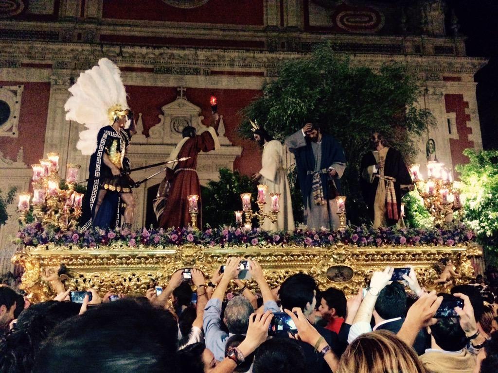 La LFP sanciona a una figura del misterio de Los Panaderos por llevar una bengala según Tebas.