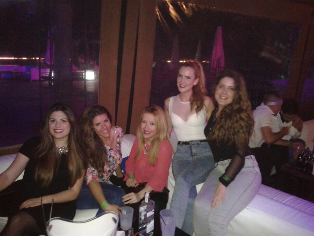 Amanda_Teruel's tweet photo. Genial anoche en @SOLBEACHCLUB con @kanallaparty  @pattt93 @BeaAguila http://t.co/sYLxvkeEfV