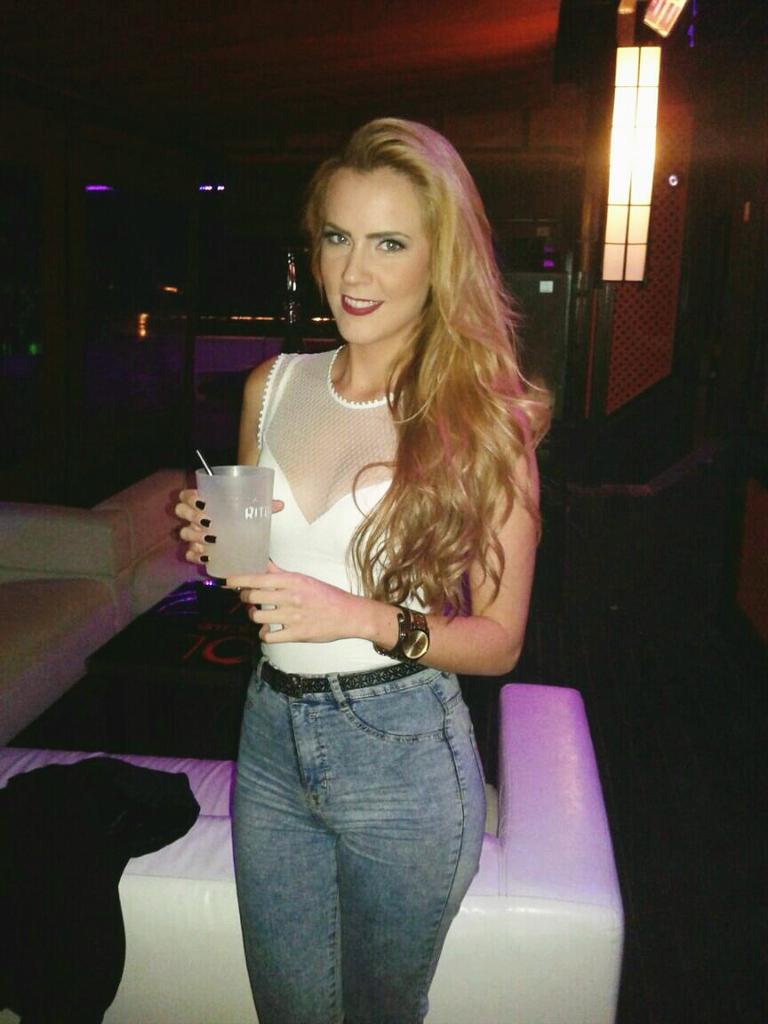 Amanda_Teruel's tweet photo. Genial anoche en @SOLBEACHCLUB con @kanallaparty  @pattt93 @BeaAguila http://t.co/sYLxvkeEfV