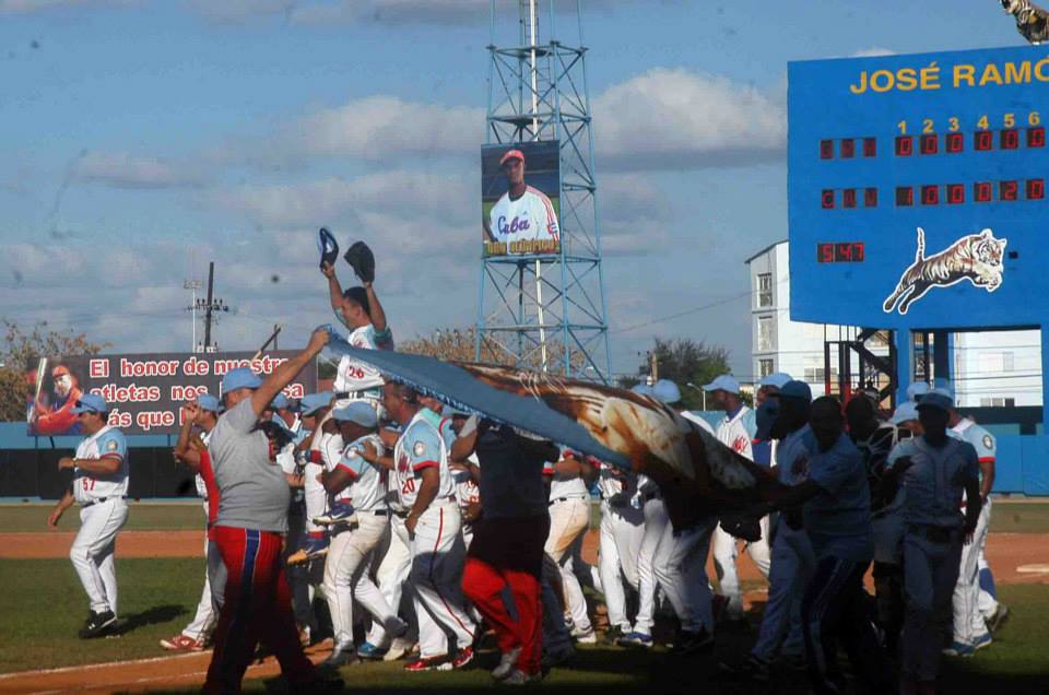 escambraycu's tweet photo. #54SNB ¿Piratas o tigres? http://t.co/gFEhGEDFPZ RT si vota por #TigresCAV y FAV si lo hace por #PiratasIJV. http://t.co/pCzatmFzsT