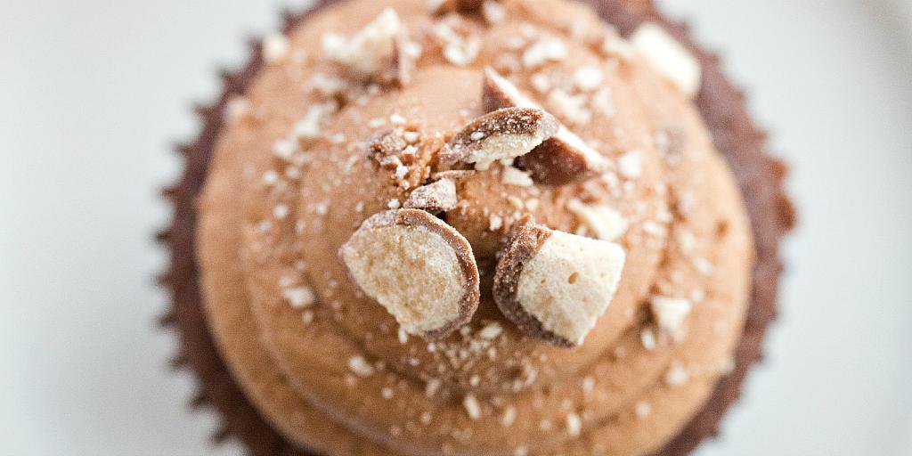 browneyedbaker's tweet photo. [new post] Malted Milk Chocolate Cupcakes: http://t.co/OCgNVniEJb http://t.co/74KnoreX8T