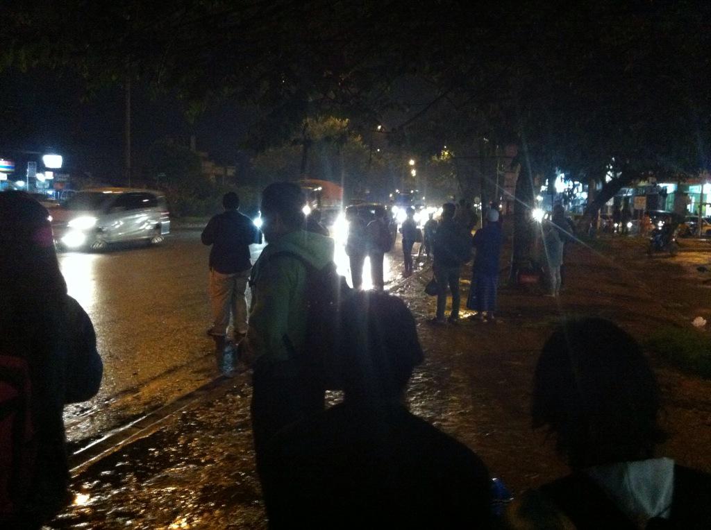 Penumpukan penumpang CB di kontrolan Cilenggang, mimin ChiBi masih blm dpt mobil niih :( <a href="/AgraMania/">Agra Mas Mania</a> <a href="/AbyGun/">AbyGun</a>