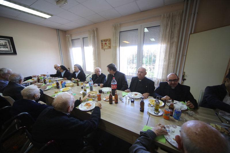 El Cardenal visita a los sacerdotes ancianos y enfermos de la residencia de Quart de Poblet:archivalencia.org/contenido.php?…