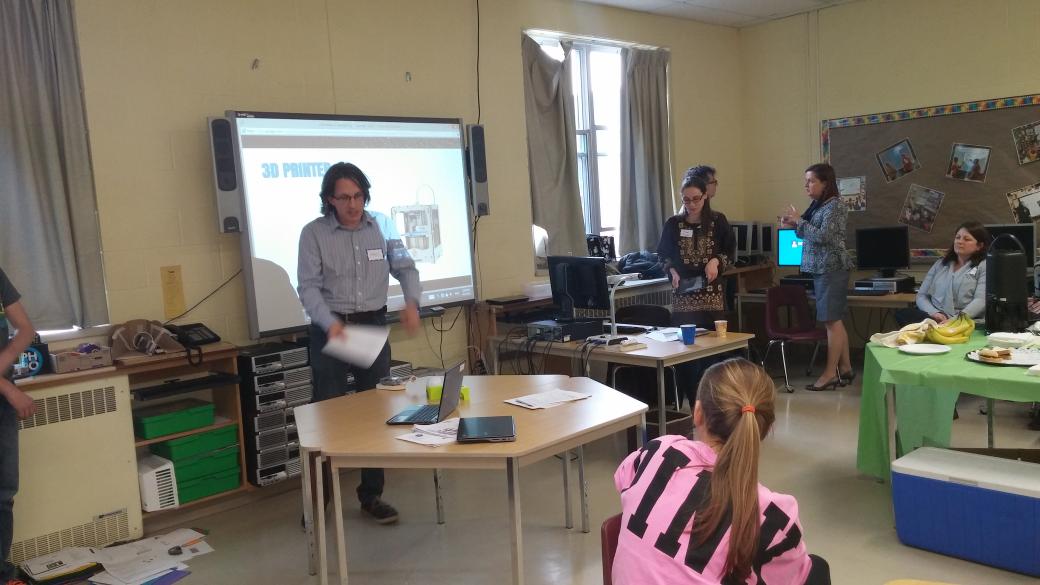 lisaannefloyd's tweet photo. Talking about 3d printing @unlondon @unlab #tvdsb #tvcoding http://t.co/p8RDDU26SD