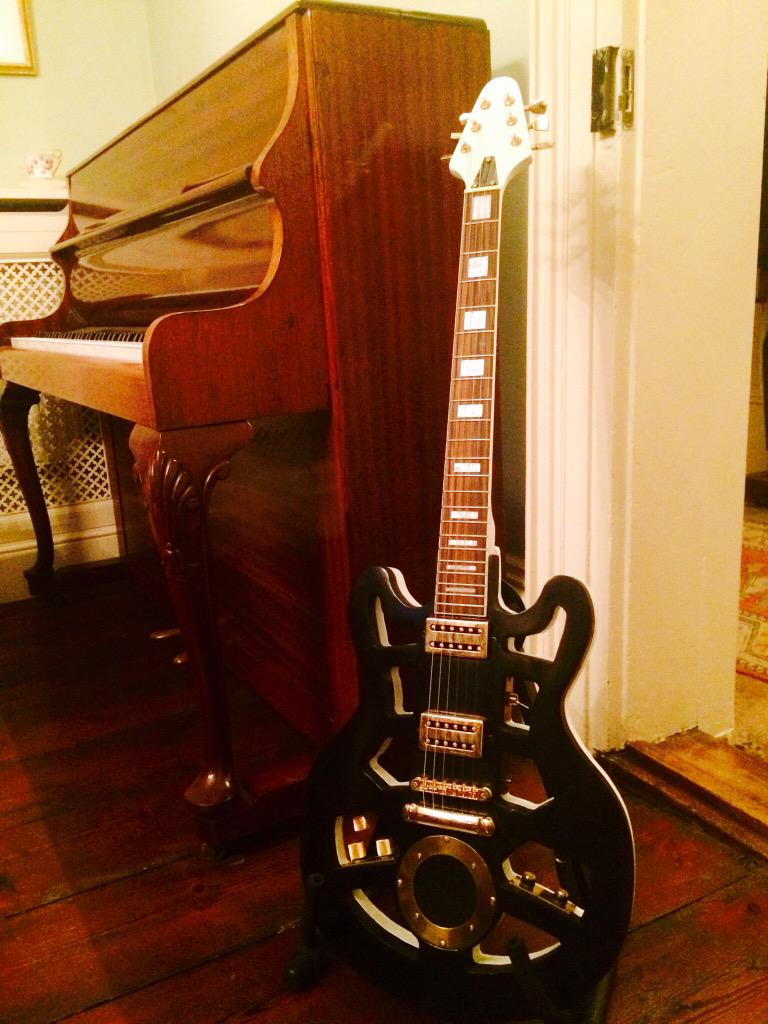 electrooguitar's tweet image. Help me get to a 1000followers for the chance to win the first amplified guitar,Retweet to enter! #competition #prize