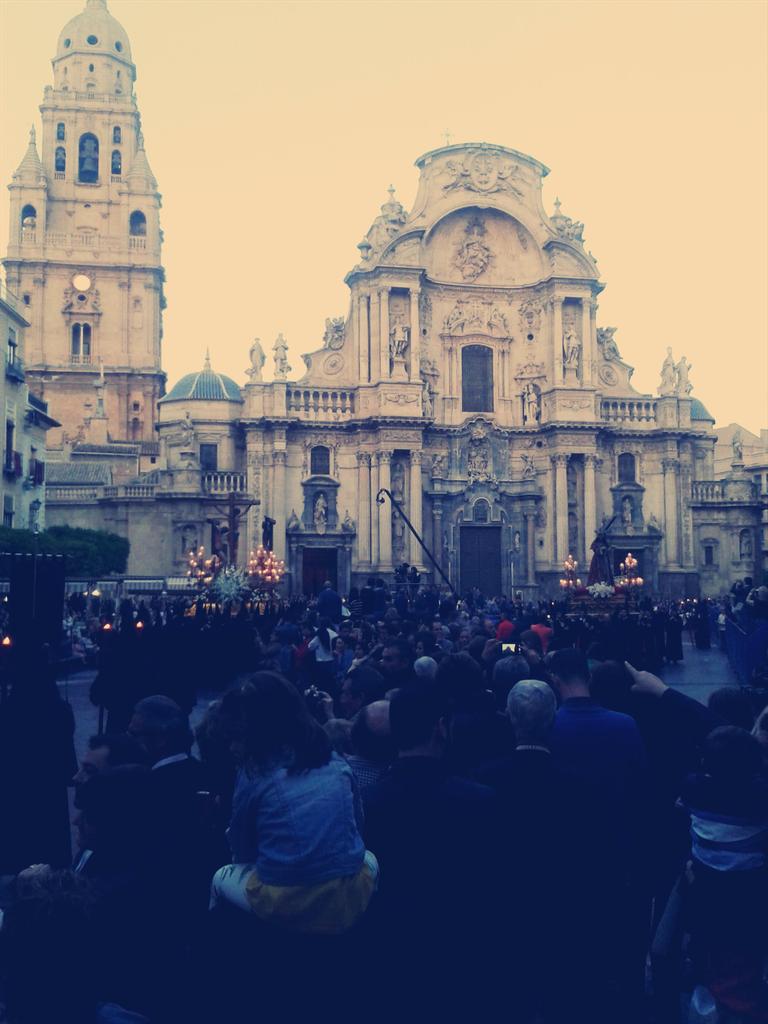 Murciaenfiesta's tweet photo. Que hermosa está hoy la Catedral en #SemanaSanta  #JuevesSanto #Murcia #Spain http://t.co/TPpGsEtz08