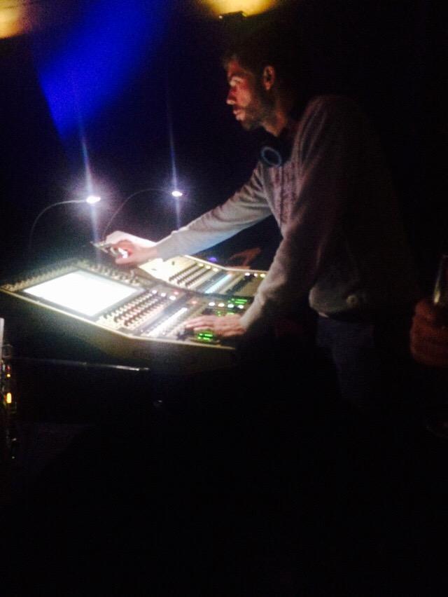 JDriesen35's tweet photo. Private showcase de @Jali_Officiel classe quand même le #MB15 et c'est pas fini... http://t.co/ed1yOWdmrS