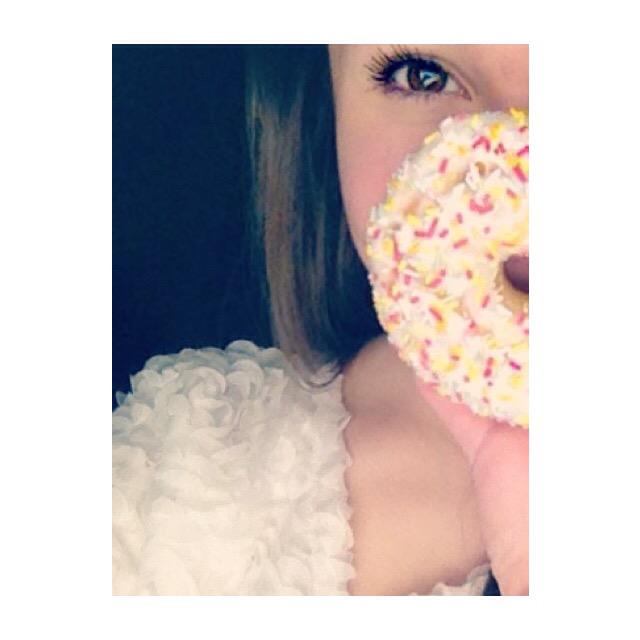 TypischKassii's tweet photo. Guck mal was ich jz' esse.🍩

Jz' magst du auch einen, oder?🙊
Komm zu mir und du bekommst sogar meinen! 😌 @BibisBeauty http://t.co/nf8jYMEC5j