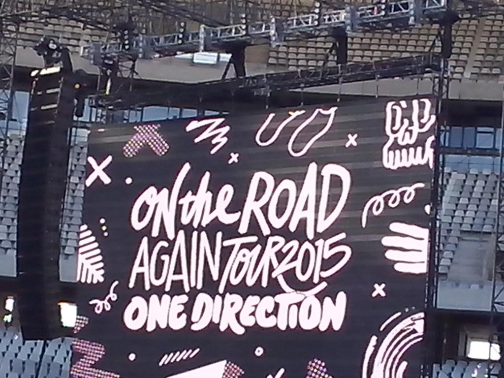 Kita488's tweet photo. BEST CONCERT EVER!!!! #kfmdirectioners @945Kfm @Mish_kah and @Shay04_CalPal @onedirection http://t.co/vKxcKIfoDB