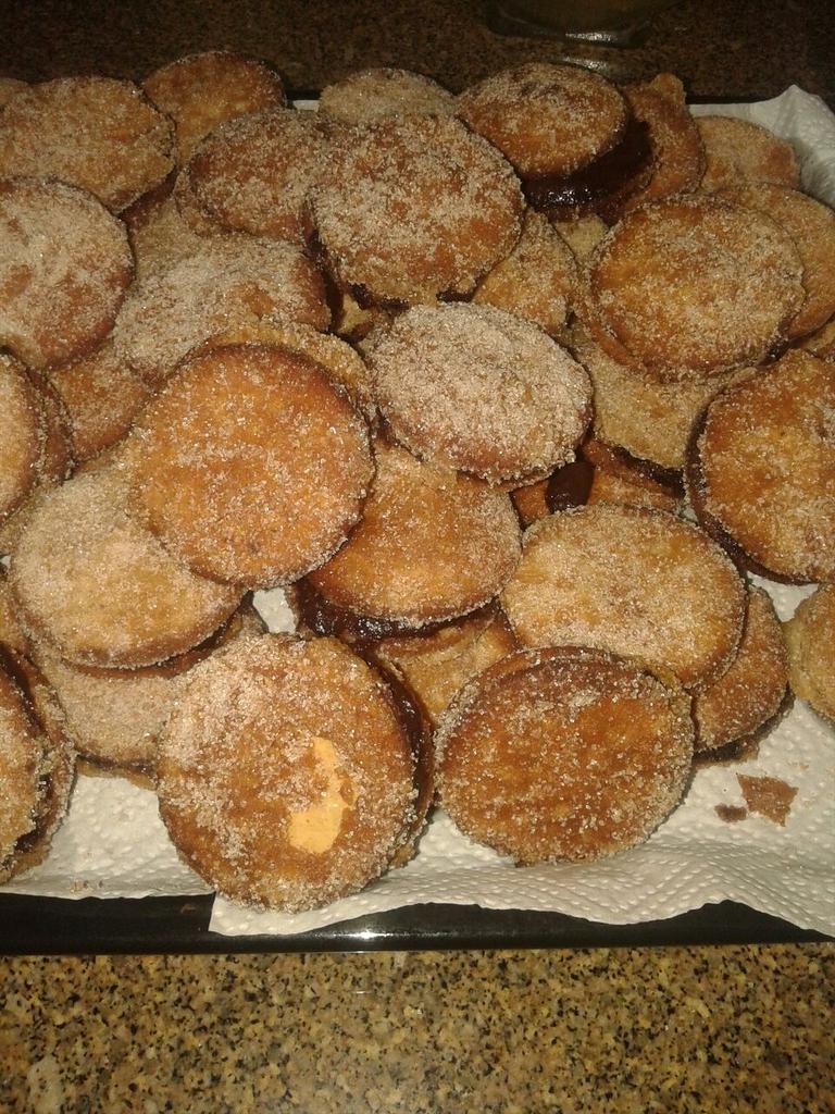 Endulzando la Semana Grande con galletas fritas rellenas con chocolate <a href="/tiempobrasero/">Tutiempo</a>