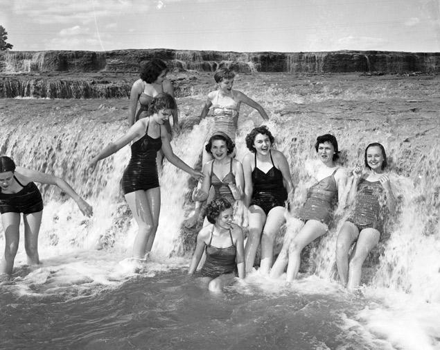 Texas_Pictures's tweet image. Some #Dallas women enjoying the White Rock Spillway, 1952. #TexasHistory
