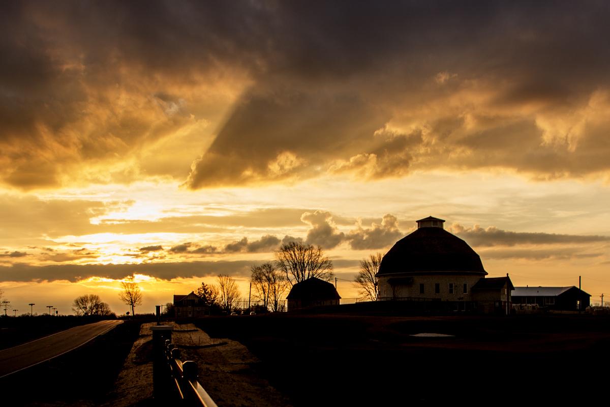 UIPhoto's tweet image. Sunrise over the Round Barns before this morning's showers - @ACESIllinois @Illinois_Alma #ILLINOIS