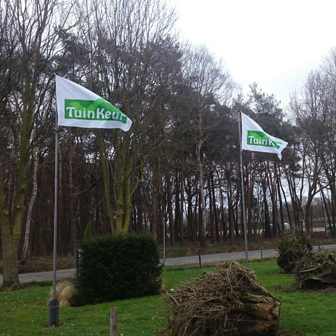 De vlaggen hangen weer <a href="/tuinkeur/">TuinKeur</a>. Professioneel, Betrokken, Vakbekwaam, Service en Kwaliteit.