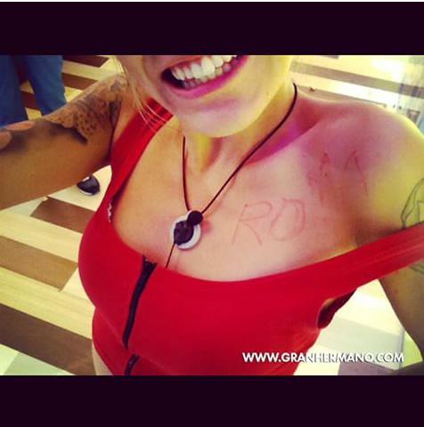 selenapaqui's tweet photo. Muero de amor💞❤
Nueva cuenta de fans de la mejor hawaiana💜🍍💞❤
@paula_GH15
@christian_bcn
@AinaaLm
#romasiempre http://t.co/fQczuUdbzV