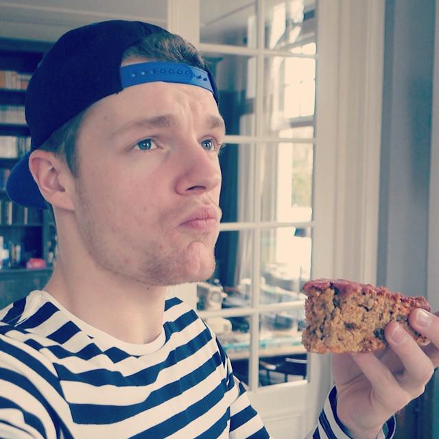 _EnzoKnol's tweet photo. Heerlijk zo'n worteltaart 🎂 http://t.co/8SeTEndTcR