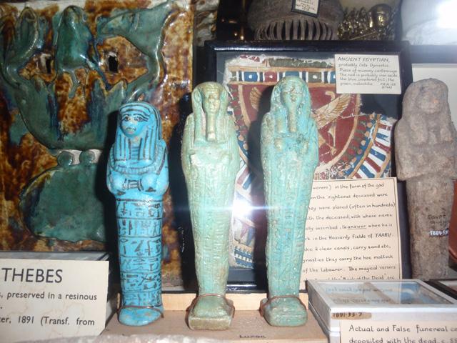 この可愛らしい人形は「ウシャブティ」という。 古代エジプトの墓に