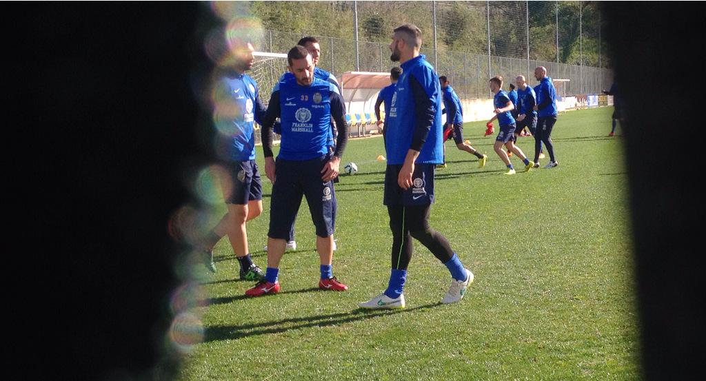 HellasVeronaFC's tweet photo. #PeschieraLive che concentrazione allo #SportingCenter, i gialloblù si allenano così prima di #VeronaCesena #HVFC http://t.co/Wgs0jPgOlp