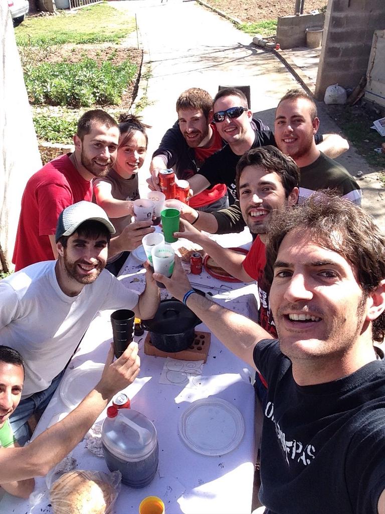 eskacimat's tweet photo. I un any més, calçotada feta! http://t.co/5W02OBVsTM