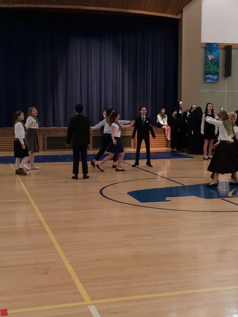RossSchoolBears's tweet photo. @RossSchoolBears hills are alive with the #SoundOfMusic in 10min!! @VH1SaveTheMusic @RossBearsMusic http://t.co/mDJhvryzMm
